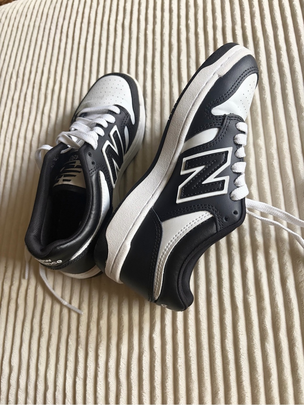 New Balance Men's Black and White Low-Top Sneakers Size 4.5